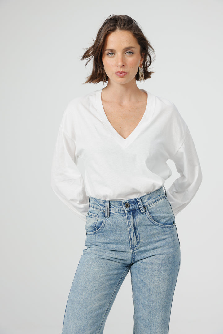 Clean05 White V Shirt