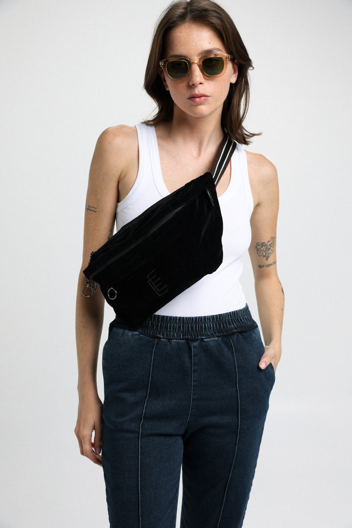 פאוץ' שחור לנשים Black Velvet Belt Bag