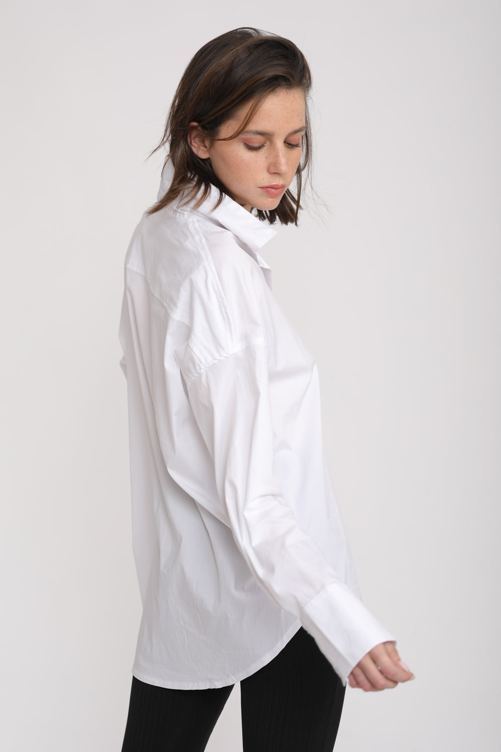 חולצה לבנה מכופתרת לנשים דגם True White Buttoned Shirt צד