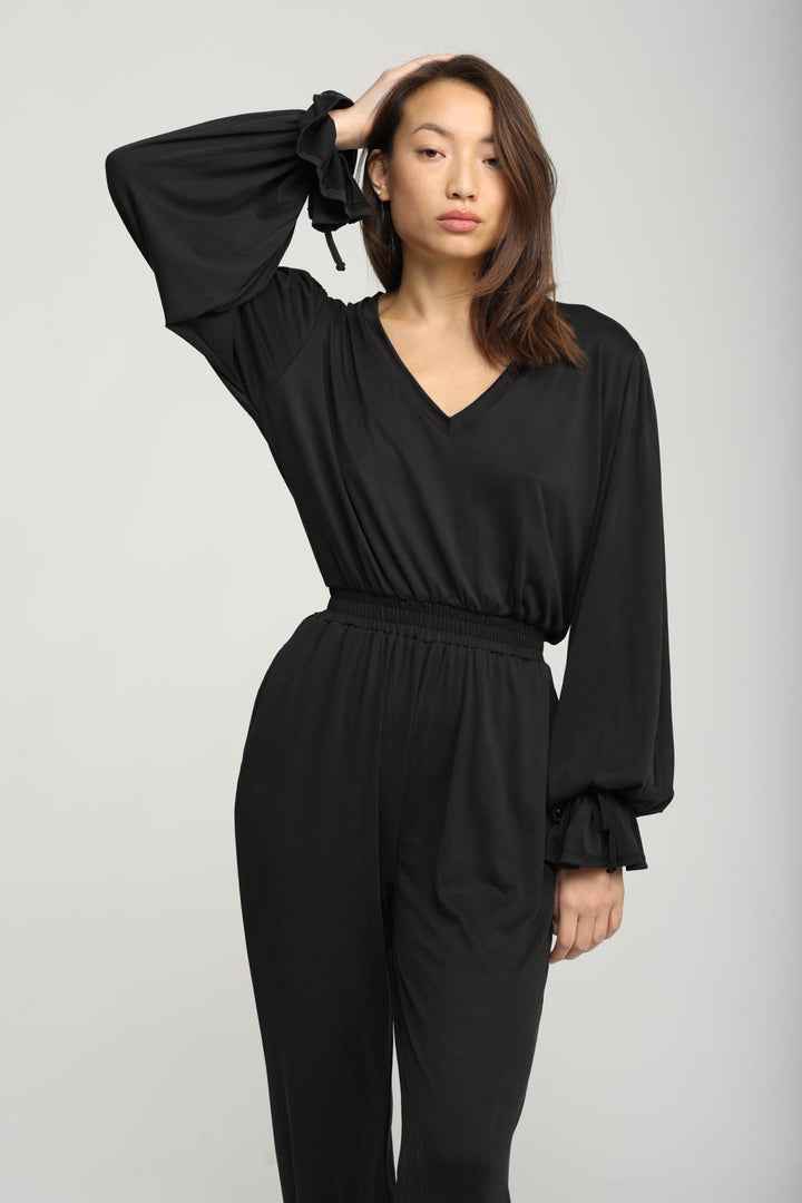  אוברול שחור ארוך Belong Black Jumpsuit עם צווארון וי